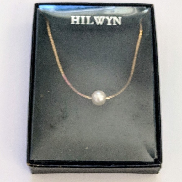 NOS NWOT Simple Pearl and Gold Necklace - Picture 2 of 4